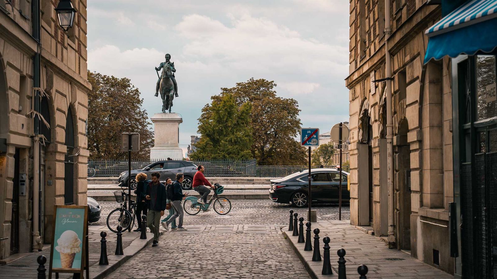 Place Dauphine, Paris Place Dauphine, Paris