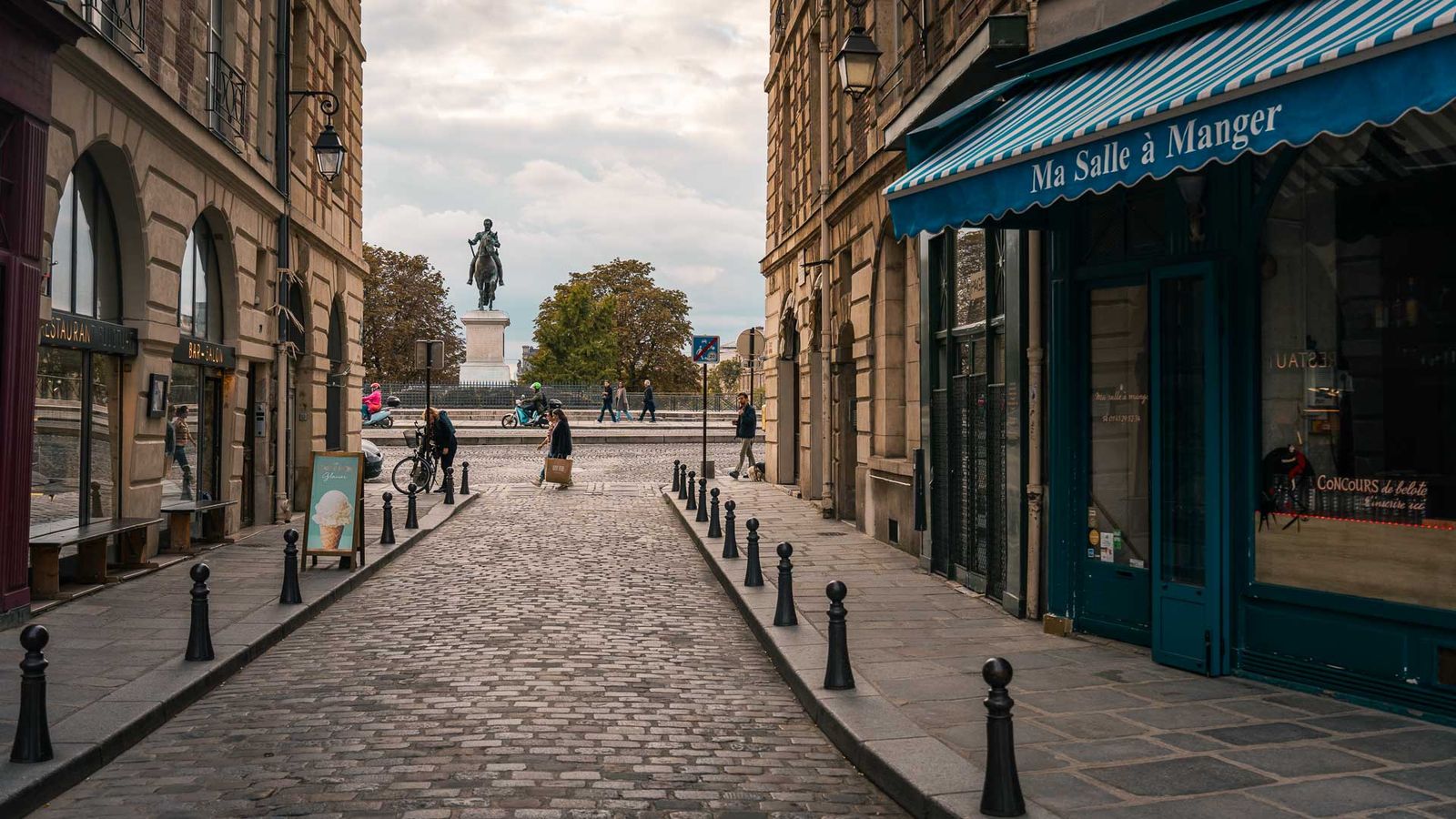 Place Dauphine, Paris Place Dauphine, Paris