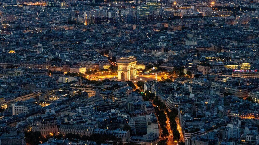 How to Get Around Paris at Night