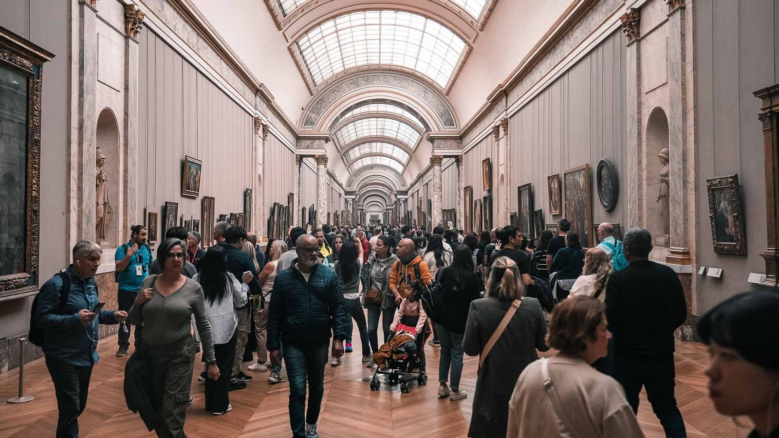 Paris peak tourist seasons