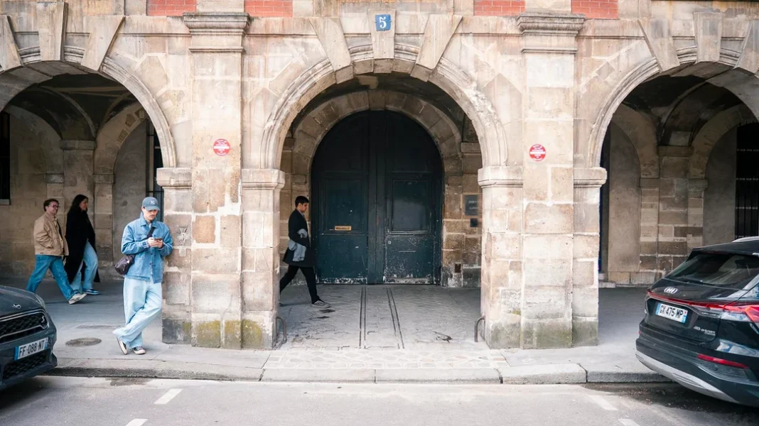 Why are there rails at number 5 Place des Vosges Why are there rails at number 5 Place des Vosges